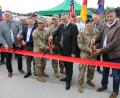 Bild: sne
Vilsecks Bürgermeister Hans-Martin Schertl, Landtagsabgeordneter Tobias Reiß, Brigadegeneral Terry Tillis, Command Sergeant Major Paul M. Fedorisin, Staatsminister Florian Herrman, Oberst Stephen Flanagan und Grafenwöhrs Bürgermeister Edgar Knobloch (von links) schnitten gemeinsam das Band zum Festgelände durch.