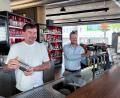 Bild: Stephan Huber
Das Kult in Amberg. Das Café Kult ist 25 Jahre alt geworden. Inhaber Norbert Stöckl (links) und Geschäftsführer Sebastian Weiß hinter der Bar.