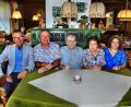 Bild: ds
Am 85. Geburtstag in der Wirtsstube am Kachelofen: Bürgermeister Peter Achatzi, Werner Bär (Sohn), Jubilar Helmut Bär mit Gattin Helga und Tochter Merlyn (von links).
