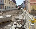 Bild: Petra Hartl
Seit 4. August ist die Rosenberger Straße in der Sulzbacher Altstadt zwischen Carl Schmidt und Rathaus für Sanierungsarbeiten voll gesperrt. Der Unterbau hatte nachgegeben, die Pflastersteine waren abgesackt.