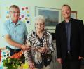Bild: gf
Pfarrer Thomas Helm (rechts) und Bürgermeister Franz Badura (links) gratulierten Maria Schlosser zum 90. Geburtstag.