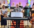 Bild: Stephan Merkes
Regionalkantor Stephan Merkes (Dritter von links) mit seinen Sängern und Musikern.