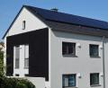 Bild: Christian Koch
Die PV-Module sind am Dach und an der Fassade so angebracht, dass sie eine über die Jahres- und Tageszeiten möglichst gleichmäßige Stromerzeugung ermöglichen.