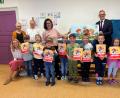 Bild: Sparkasse, Kathrin Schmidt
Thomas Pickel, Eva Lange-Noersewan, Gerd Geismann Kindergartenleiterin Tanja Fuchs und Claudia Mai (von rechts) freuten sich mit den Kindern über deren „Certificates“