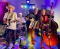 Bild: Gerhard Götz
Die vier Jukebox-Heroes Ernst Bräutigam, Sigi Knorr, Reinhard Seitz und Anton Zweck (von links) entführten in die musiklasche Vergangenheit mit großartigen Klassikern.