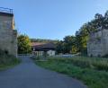 Bild: pz
Die Reste der früheren Eisenbahnbrücke in Hundsbach sollen nun bald abgebaut werden. Inzwischen äußert ein Bewohner des Ortsteils Kritik an der Maßnahme.