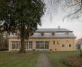 Bild: Fritz Bielmeier/exb
Beeindruckend ist die Fensterfassade der barocken Orangerie im Schlosspark Fronberg mit Säulen aus Eichenholz.
