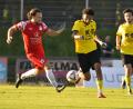 Bild: Hubert Ziegler
Matthew Carswell (Mitte) vom FC Amberg wird von Inter-Spielertrainer Helmut Jurek verfolgt, beobachtet von Frank Wagner (rechts). Im Stadtderby rettete der FC mit dem 3:3 in letzter Sekunde noch einen Punkt.