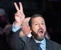 Bild: Hannes P. Albert/dpa
Hat gut lachen und Grund für eine Siegerpose: Adam Sandler ist mit „Happy Gilmore 2“ ein erfolgreiches Sequel gelungen. (Archivbild)