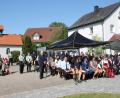 Bild: Bernhard Piegsa
Auf dem Platz bei der Heilige-Familie-Kapelle (hinten, links) feierte eine große Festgemeinde den Gottesdienst zum Feilersdorfer Feuerwehr- und Kapellenjubiläum mit.