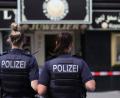 Symbolbild: Christoph Reichwein/dpa
Polizistinnen stehen vor einem Juweliergeschäft. Nach einem Einbruch in eine Juweliergeschäft in der Regensburger Altstadt hat die Kripo Spuren gesichert und bittet nun die Bevölkerung um Mithilfe.