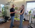 Bild: esc
Wie schon vor 25 Jahren: Beatrix Scharnagl (links) feiert mit ihrer Physiotherapie-Praxis Jubiläum, Nichte Laura zog wieder die Gewinner.