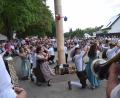 Bild: bö
Hunderte von Zuschauern sind in Mendorferbuch neugierig auf das Baumaustanzen mit der Band "Waidarawöll".