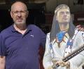 Bild: uz
Norbert Simmerl neben einem lebensgroßen Aufstellbild von Winnetou im Neue-Welt-Center in Weiden.
