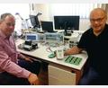 Bild: lnz
Dr. Sebastian Baumgartner (links) und Michael Arneth präsentieren ein von mCloud Systems entwickeltes Gerät, das zur Hochwasserfrühwarnung eingesetzt werden kann.
