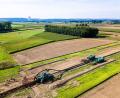 Bild: Tennet/exb
Der Pflug mit den beiden Seilwindenfahrzeugen im Einsatz im Abschnitt D3a des Suedost-Link