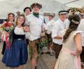 Bild: Christian Schrott
Mit Blumenstrauß und Krug: Leonie Wächter und Korbinian Götz sind das neue Oberkirwapaar in Theuern.