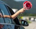 Bild: Peter Kneffel/dpa
Die Polizei entdeckte im Motorraum eines Autos auf der A3 bei Passau Drogen. (Symbolfoto)