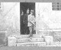 Archivbild: Tagebuch des Scharfrichters Franz Xaver Reichhart/Staatsarchiv München
Der Kindsmörder, wie er, begleitet von Polizisten, aus der Amberger Fronfeste herauskommt. Die Stufen mit den beiden Steinen links und rechts sind heute noch da. Jetzt ist hier der Eingang zum Hotel Fronfeste.