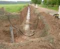 Archivbild: bey
In diesem Graben liegt einer der Gründe für die hohen Wasserpreise von Luhe-Wildenau. Hier entstand in den vergangenen Monaten - nach mehreren Rohrbrüchen - die neue Leitung zwischen den Ortsteilen Neudorf und Neuersdorf.