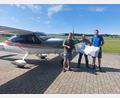 Bild: Günter Zagel, OMC Weiden
Der OMC Weiden und das AELF Tirschenreuth-Weiden arbeiten bei der Borkenkäferbekämpfung eng zusammen: (von links) Pilot Christian Schröfl mit den Forstleuten Moritz Neumann und Johannes Hauke.