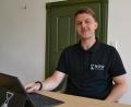 Bild: Thorsten Schreiber
Der gebürtige Tirschenreuther Fabian Bilz leitet das Büro der NOW-Steuerberatungsgesellschaft am Maximilianplatz 33 in Tirschenreuth. Damit ist in einen Leerstand in der Altstadt wieder Leben eingekehrt.