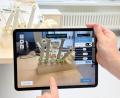 Bild: Gabi Schönberger
Eine spezielle Software auf einem Tablet berechnet während der Operation die notwendige Krümmung, die der implantierte Titanstab haben muss. Professor Dr. Thomas Reithmeier (Klinikum Weiden) passt das Implantat für den Patienten individuell an.