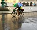 Bild: Peter Kneffel/dpa
Wer nicht nass werden will, sollte etwas gegen den Regen dabeihaben.