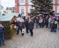 Archivbild: krb
Selbst bei schlechtem Wetter zog der Weihnachtsmarkt in Neustadt an den Adventswochenenden die Bürger vor das Lobkowitzschloss. In diesem Jahr werden die Buden erstmals vor der Bühne in der Freizeitanlage aufgebaut.