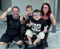 Bild: Stephan Huber
Daumen hoch für die Spender, die zur Finanzierung des rollstuhlgerechten Autos beigetragen haben: Luca, seine Mama Andrea, deren Mann Edi und Lucas vierjähriger Bruder sind total überwältigt von der enormen Hilfsbereitschaft.