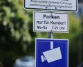 Bild: Jan Woitas/dpa
Auf immer mehr Parkplätzen, vor allem von Supermärkten, wird das Parken digital erfasst und von externen Dienstleistern abgewickelt. (Archivbild)