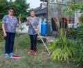 Bild: Stephan Huber
Beim Kehren im Garten hat Rita Hiltner (rechts) in einem Rosenbusch eine tote Katze gefunden. In den Tagen danach tauchten weitere tote Katzen und Mäuse auf. Tochter Ute Hiltner will nun andere Tierbesitzer warnen.
