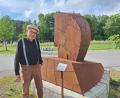 Bild: bl
Kunstvereinsvorsitzender Heiko Herrmann macht sich dafür stark, dass diese Skulptur von Harald Björnsgard am Bayerisch-böhmischen Freundschaftsweg in Pertolzhofen bald weitere Gesellschaft bekommt und hofft dabei auf großzügige Sponsoren.