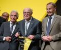 Bild: Bernd Thissen/dpa
BVB-Präsident Lunow (l) macht den Weg für Watzke (r) frei. (Archivfoto)