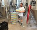 Bild: Peter Heßler/exb
Bierdoktor Dr. Johannes Sauer holt in der Brauerei Kartons voller Halbliterdosen mit als "Sicherheitshalbe" abgefülltem hellem Bier ab.
