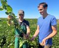 Bild: ck
Landwirt Roland Bäumler (links) und Pflanzenbauberater Mathias Beutner begutachten auf dem Sojafeld die Entwicklung der Pflanzen. Ein goldener Oktober mit Wärme wäre vorteilhaft für eine gute Ernte.