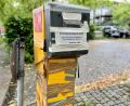 Bild: Gabi Schönberger
Die Überreste der kaputten Schrankenanlage stehen noch auf dem Parkplatz vor der Weidener Max-Reger-Halle.