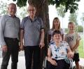Bild: mrr
Rainer Salbeck (Zweiter von links) mit Ehefrau Gerlinde und den Enkeln Leonie und Luis. Glückwünsche überbrachte Bürgermeister Erwin Geitner (links).