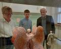 Bild: Hladik
Kulturamtschefin Sabine Guhl, Museumsleiter Johannes Listewnik und Bürgermeister Lothar Höher (von links) sehen nach ein paar Veränderungen das Internationale Keramik-Museum in Weiden auf einem guten Weg. Im Moment läuft die Sonderausstellung "Flügel aus Erde" der Künstlerin Malwine Stauss aus Leipzig.