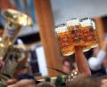 Bild: Karl-Josef Hildenbrand/dpa
Eine Bedienung trägt im Hacker-Pschorr-Festzelt auf dem Oktoberfest mehrere Maßkrüge. (zu dpa: „Datenschutz und Oktoberfest – was sich im September ändert“)
