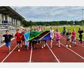 Bild: Grund- und Mittelschule Schwarzenfeld
Schüler der Grund- und Mittelschule Schwarzenfeld strengen sich für die Kinder in Sokoine mächtig an. Die Flagge Tansanias zeigt, wofür es sich lohnt.