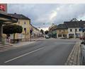 Bild: pz
Wegen Bauarbeiten muss die Ein- und Ausfahrt der Kolpingstraße am Backdie-Eck in Waldsassen zwei Tage lang komplett gesperrt werden. Verlegt werden auf Höhe der Apotheke (links) Glasfaserkabel unter der Fahrbahn.