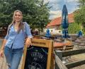 Bild: Wolfgang Steinbacher
Bauingenieurin und Wirtin: Marie Erras betreibt den Biergarten "Zum Petern" in Kümmersbuch mit viel Liebe zum Detail – und das kommt an. An Wochenenden sind hier viele Ausflügler.