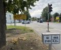 Bild: Heike Unger
An der Vilstalstraße/Staatsstraße 2165 (rechts im Bild) ist die neue Wasserleitung in Haselmühl schon fertig, jetzt muss sie noch unter dem Bachweg (im Hintergrund links) durchgebaut werden.
