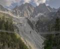 Bild: Gian Ehrenzeller/KEYSTONE/dpa
Nur für Schwindelfreie: Hängebrücke auf dem Wanderweg zur Sciorahütte in der Schweiz