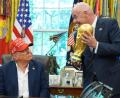 Bild: Jacquelyn Martin/AP/dpa
Gianni Infantino überreicht den WM-Pokal an Donald Trump.