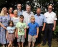 Bild: kro
Ludwig Kraus (vierter von rechts) mit seiner Ehefrau Renate (Mitte), mit der er seit 56 Jahren verheiratet ist, den Kindern und Enkeln. Die Glückwünsche der Polizei überbrachte erster Polizeihauptkommissar Harald Fuchs (rechts), die der Stadt überbrachte der zweite Bürgermeister Johann Brandl (zweiter von rechts). Die Glückwünsche der Pfarrei überbrachte Pfarrvikar Luke Eze (links).