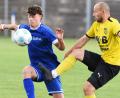 Bild: Gerhard Büttner
Zweikampf zwischen dem Weidener Paul Brand (links) und dem Amberger Spielertrainer Friedrich Lieder: Die SpVgg SV II fügte dem FC Amberg die erste Saisonniederlage zu.