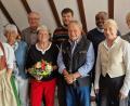 Bild: mab
Dem Jubilar (vorne Mitte) gratulieren neben Freunden und Familie mit Vereinsvertretern auch zweite Bürgermeisterin Gabriele Wittleben (zweite von rechts) und für die Pfarrei Pfarrvikar Christian Ogu (dritter von rechts).