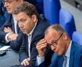 Bild: Michael Kappeler/dpa
Klingbeil (m.) und Merz (r.) sind sich nicht einig. (Archivbild)